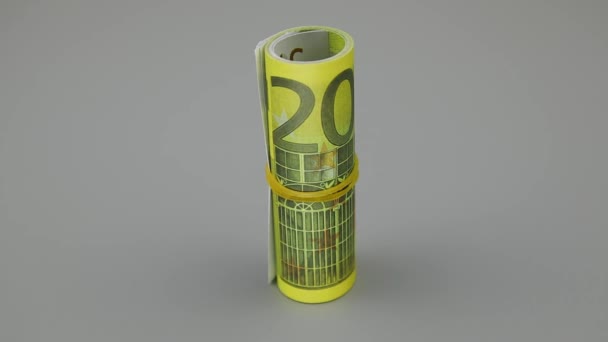 Una mano en un guante blanco recoge billetes rodados de 200 euros desde arriba — Vídeos de Stock