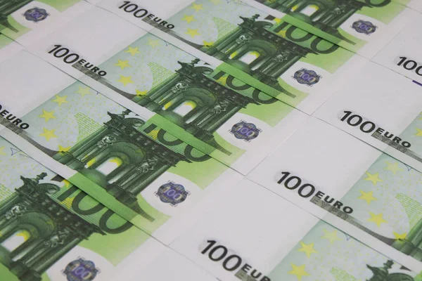 100 Euro 'luk banknotlar arka arkaya dizildi, yakın plan, para arkaplanı