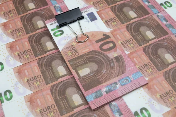 Kırtasiye klibiyle mühürlenmiş bir tomar banknot 10 Euro 'luk banknotlarda yatıyor.