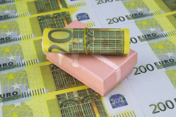 200 Euro 'yu pembe bir hediye kutusuna sardım. Bir yığın banknotun üzerinde duruyordu.