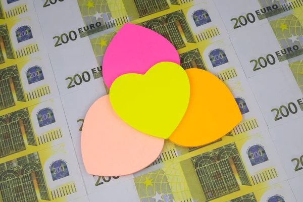 200 avroluk banknotların üzerindeki renkli çiçek şekilli çıkartmalar