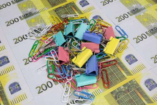 Há uma pilha de clipes e clipes de papel coloridos nas notas de 200 euros — Fotografia de Stock