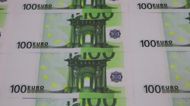 Una mano en un guante blanco pone una pegatina en forma de corazón en billetes de 100 euros — Vídeos de Stock