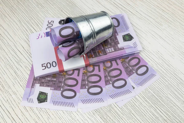 Nature morte financière avec des billets de 500 euros ou des billets dans un seau métallique — Photo