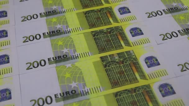 Sebuah tangan dalam sarung tangan putih menempatkan bundel uang kertas 200 euro di atas meja — Stok Video