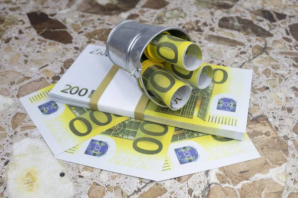 Nature morte financière avec billets de 200 euros ou billets dans un seau en métal — Photo