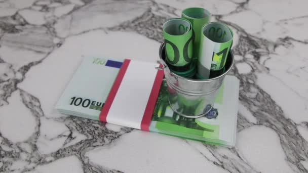 Cadeau de Noël d'un rouleau de 100 billets en euros présenté dans une petite boîte en bois — Video