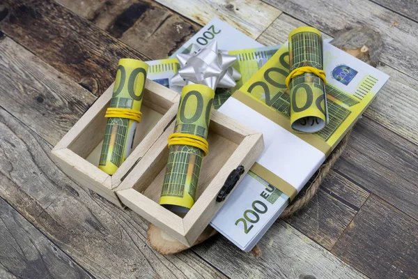 Küçük tahta kutularda 200 avroluk banknotlar ve dekoratif ahşap kesimler.