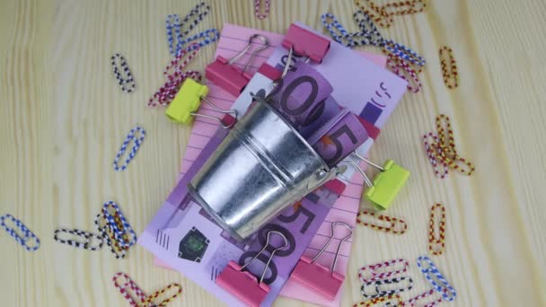 Pénzügyi csendélet 500 eurobankjeggyel egy vödörben a forgóasztalon — Stock videók