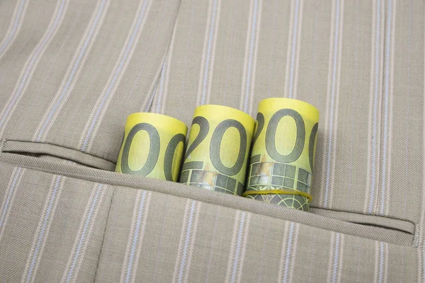 Rouleaux de 200 billets en euros dans la poche de la veste dans le concept de finance ou de bien-être — Photo