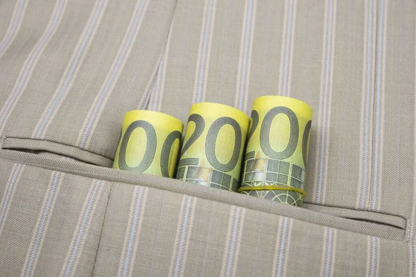 200 avroluk banknotlar finans veya refah konseptinde ceket cebinde.