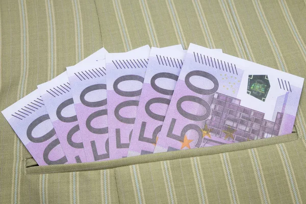 Şık bir elbise cebinde 500 Euro 'luk bir yelpaze para için yakın plan.