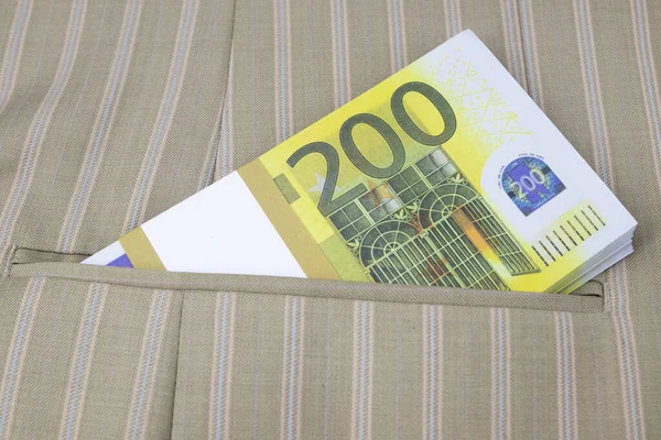 Un paquet de billets de 200 euros dans la poche d'une veste rayée — Photo