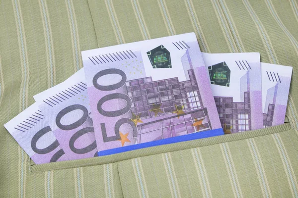 500 notas de euro no bolso de roupas elegantes fechar por dinheiro — Fotografia de Stock