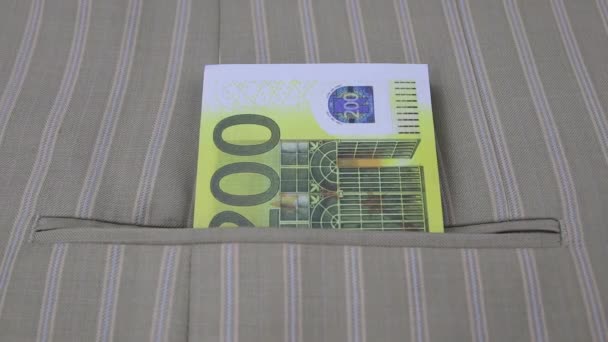 Cadeau de Noël d'un rouleau de 100 billets en euros présenté dans une petite boîte en bois — Video