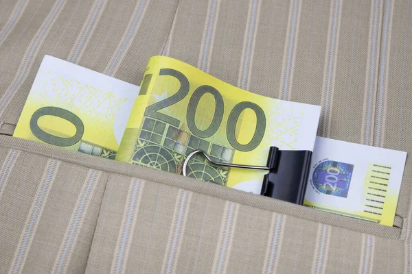 200 Euro ya da banknotlarla dolu bir ceket cebi.