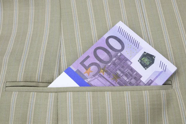 Un paquet de 500 billets en euros dans la poche d'une veste rayée — Photo