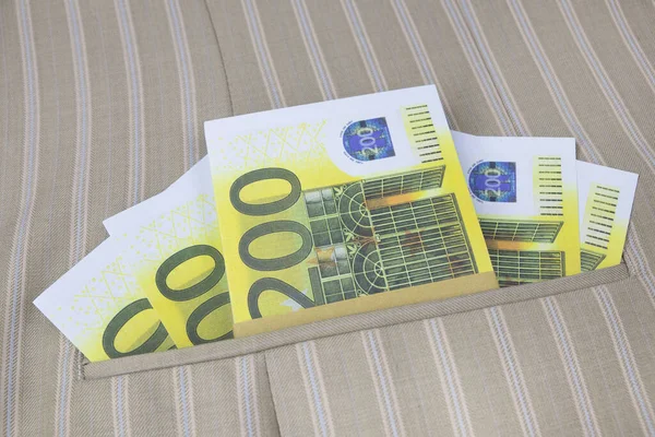 Şık kıyafetler içinde 200 Euro 'luk banknotlar para için kapanıyor.