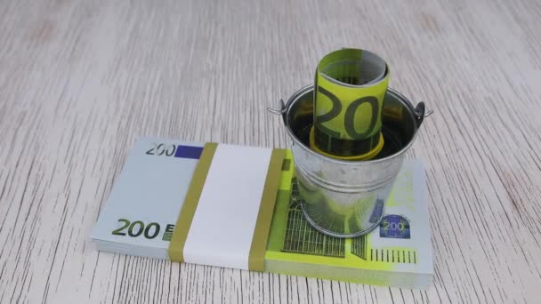Una mano en un guante blanco pone una canasta de billetes de 200 euros en un paquete de billetes — Vídeos de Stock