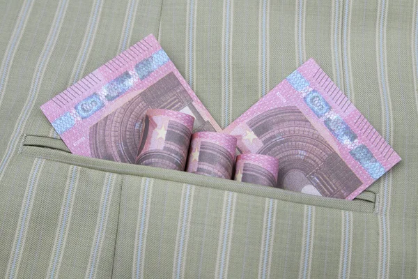 Locatie van 10 eurobankbiljetten in de zak van een stijlvolle gestreepte jas close-up — Stockfoto