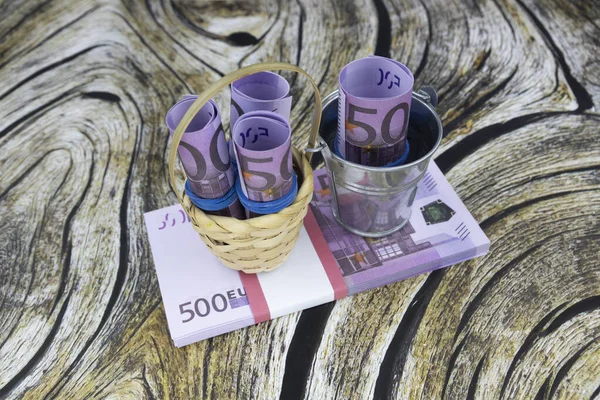 500 Euro 'luk banknotlar küçük bir kova ve bir sepet dolusu banknotla..