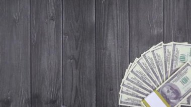 Ahşap bir masa üzerinde dolar, bardak ve ataç ile kompozisyon. Hareketi durdur