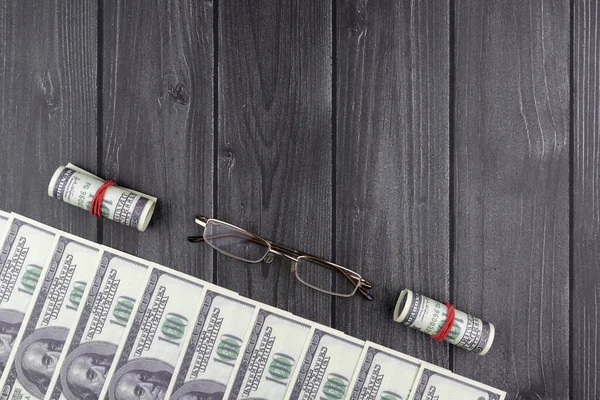 100 dolarlık banknotları olan iş, zenginlik veya başarı kavramı, kopyalama alanı