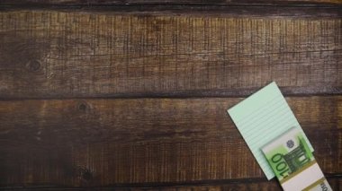 Notları ve 100 avroluk banknotları olan iş başarısı konsepti. Hareketi durdur