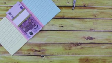 500 Euro 'luk banknotları olan iş, finans veya zenginlik konsepti. Hareketi durdur
