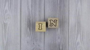 Ahşap bloklar ve harf kodlama işleri kavramsal bir imajla. Hareketi durdur