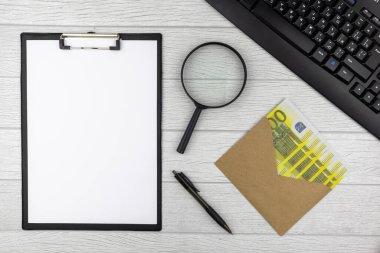 Finansal, iş ya da ödeme konsepti ve 200 Euro 'luk faturalar. Düz yatış, üst görünüm