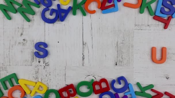 Mot - Été - en lettres de l'alphabet lumineux et coloré. Stop motion, vue du dessus — Video