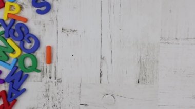 Ahşap arka planda izole edilmiş renkli harfler. Hareketi durdur