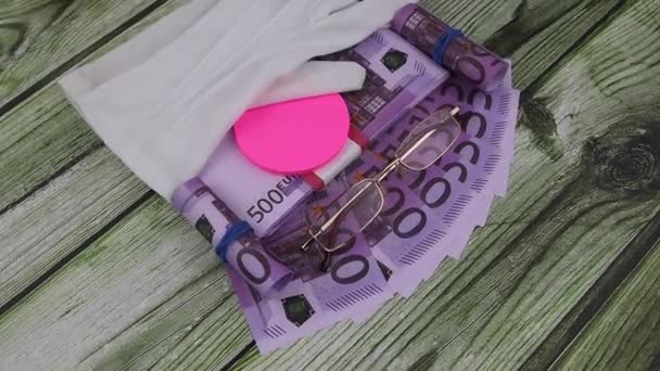 Финансовая или деловая концепция с перчатками, очками и банкнотами 500 евро — стоковое видео