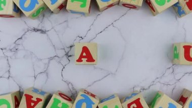 Ahşap küplerde renkli alfabe harfleri olan güzellik konsepti. Hareketi durdur