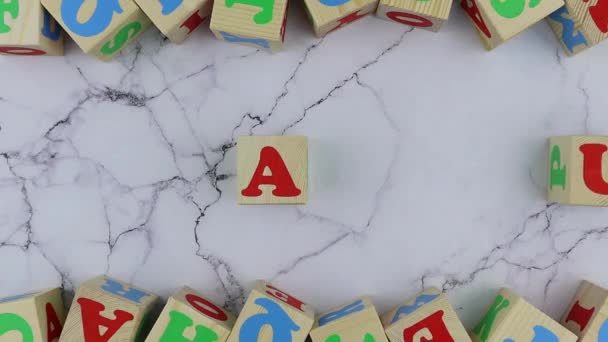 Schönheitskonzept mit bunten Buchstaben auf Holzwürfeln. Stop-Motion — Stockvideo