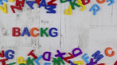 Kelime - arkaplan - parlak renkli alfabe harfleriyle. Hareketi durdur, üst görünüm