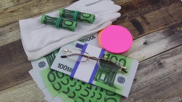 Concepto financiero o empresarial con guantes, vasos y billetes de 100 euros — Vídeo de stock