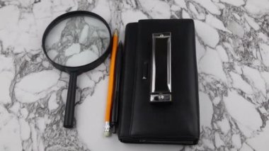 Büyüteçle araştırma ya da analiz konsepti. Dönen tablo