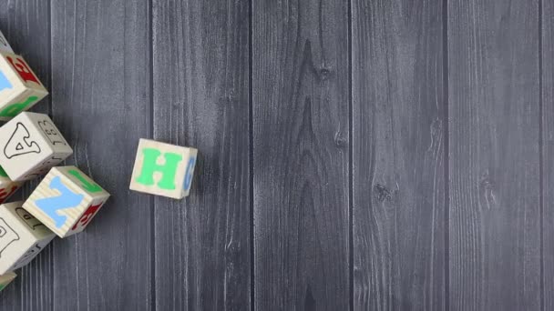 Colorato alfabeto giocattolo in legno blocca la parola di ortografia - Sano. Ferma movimento — Video Stock