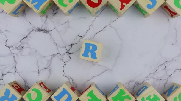 Conceito de arte com letras coloridas alfabeto em cubos de madeira. Parar movimento — Vídeo de Stock