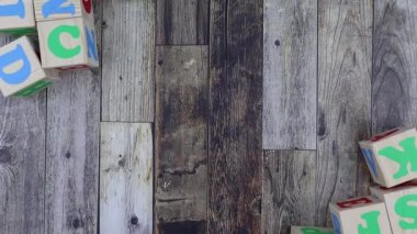 Tahta küplere yazılmış renkli alfabe harfleri - soyut. Hareketi durdur