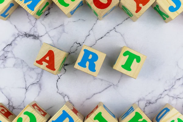 Tahta küplerde renkli alfabe harfleri olan sanat konsepti. Düz yatış, üst görünüm