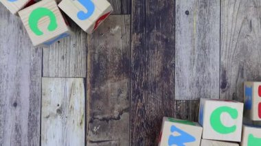 Tahta küplere yazılmış renkli alfabe harfleri, eski. Hareketi durdur