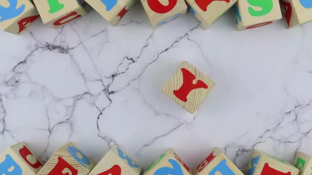 Himmelskonzept mit bunten Buchstaben auf Holzwürfeln. Stop-Motion — Stockvideo