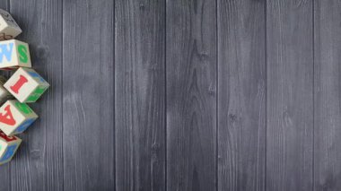 Renkli tahta oyuncak alfabesi kelimenin hecelenmesini engelliyor: Mimarlık. Hareketi durdur