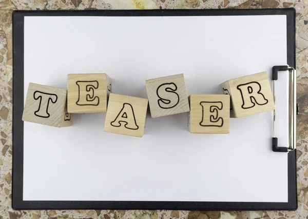 Boş bir panoda tahta bloklar olan teaser konsepti. Düz yatıyordu
