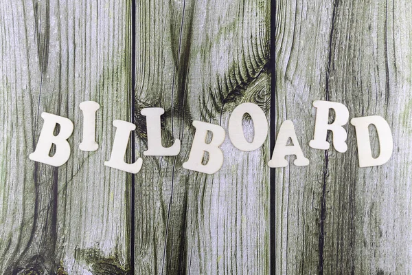 Billboard - eski lekeli ahşap arka planda konsept tasarım şablonu