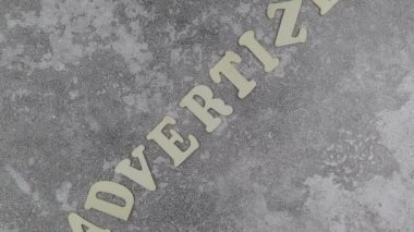 Renkli gri arkaplan üzerindeki ofset alfabe harfleri ile konsepti reklam et