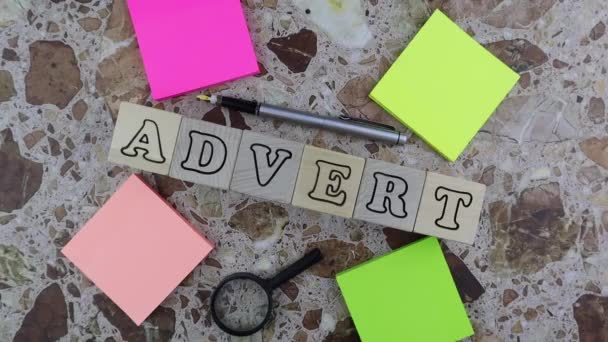 Anúncio ou conceito de publicidade com almofadas memoráveis multicoloridas e lupa — Vídeo de Stock